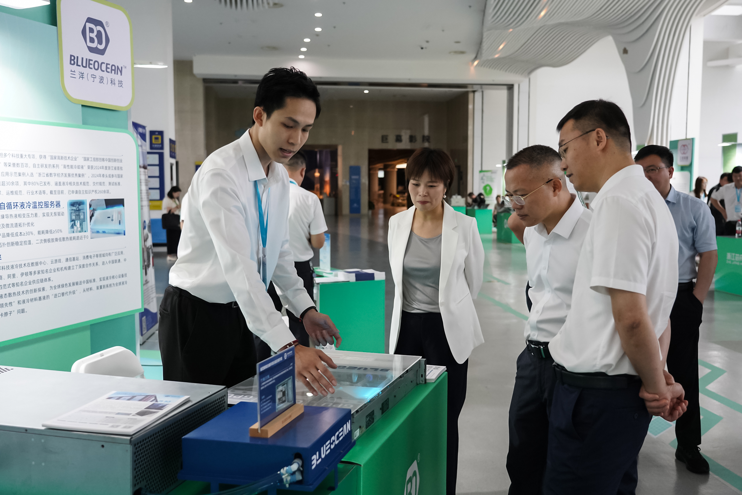 浙江省能源局副局长潘建勇莅临兰洋科技展位指导工作.jpg